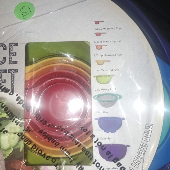 New Sealed Kitchen MUST Have set! Inc 4 Measuring cups - 2 mixing bowls-Colander - Picture 2 of 6